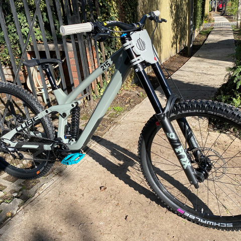 Bicicleta Cube 215 DH 29 carbón