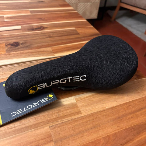 Asiento burgtec clouth boost negro letras blancas